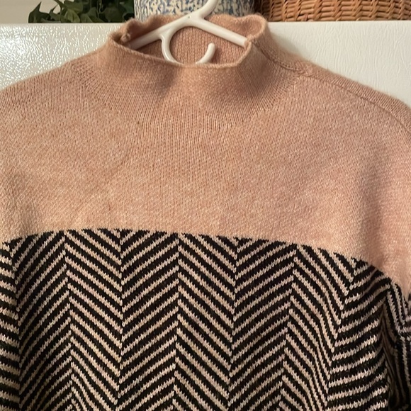 Chevron Patterned Tan and Black Sweater No Size - Picture 2 of 7